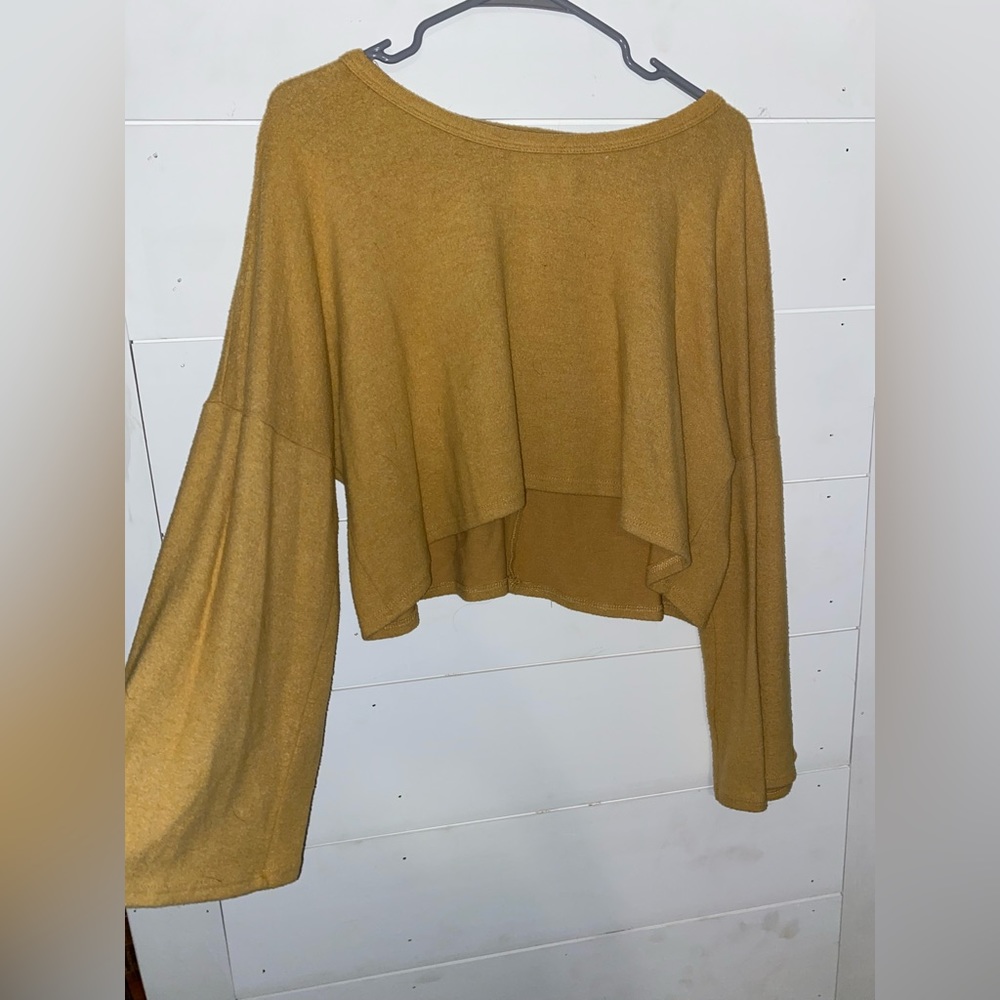 Flare sleeve crop light sweater